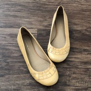 Mustard Bandolino flats. Size 7M